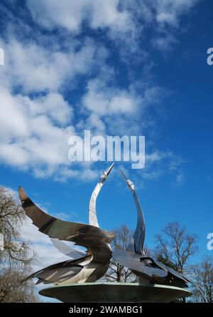 Cigni in metallo scolpiti in cima alla Swan Fountain, Bancroft Gardens, Stratford-upon-Avon, Warwickshire Foto Stock