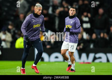 Il Tottenham Hotspur's Richarlison si riscalda prima del calcio d'inizio durante la partita del terzo turno del Tottenham Hotspur FC vs Burnley FC Emirates fa Cup al Tottenham Hotspur Stadium, Londra, Inghilterra, Regno Unito il 5 gennaio 2024 Credit: Every Second Media/Alamy Live News Foto Stock