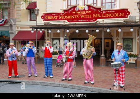 Band che si esibisce di fronte alla stazione ferroviaria di Disneyland al Disneyland Park di Anaheim, California, USA. Foto Stock