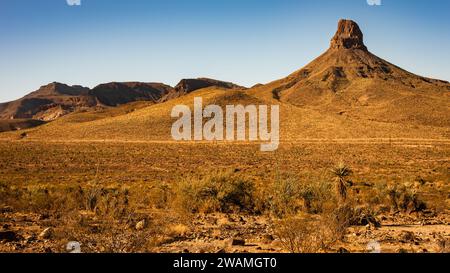 Vista sul monte Thimble dalla Route 66 vicino a Oatman, Arizona, Stati Uniti Foto Stock