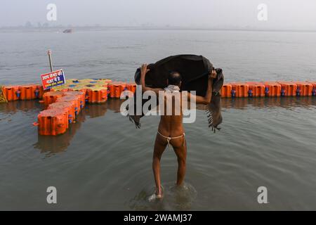 (NOTA DEGLI EDITORI: L'immagine contiene contenuti grafici)Un sacerdote indù esegue rituali al fiume Sarayu. L'antica città di Ayodhya si trova sulle rive del fiume Sarayu ed è il luogo di nascita di Lord RAM ed è considerata molto religiosa. Foto Stock