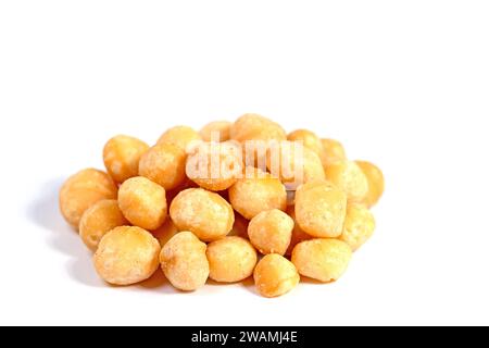 Noci di macadamia isolati su sfondo bianco Foto Stock