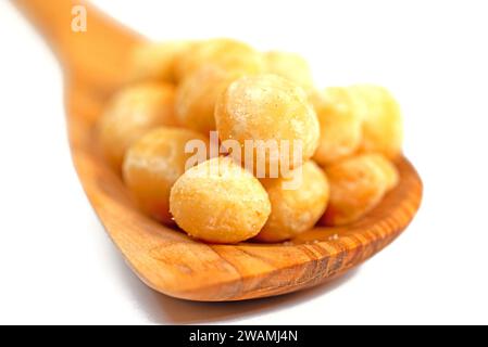 Noci di macadamia su sfondo bianco, primo piano Foto Stock