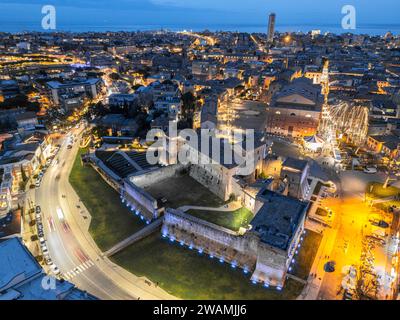 Una splendida vista aerea di Rimini, Italia di notte durante il periodo natalizio Foto Stock