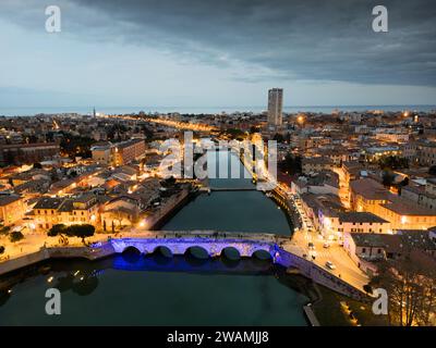 Una splendida vista aerea di Rimini, Italia di notte durante il periodo natalizio Foto Stock