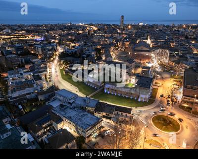 Una splendida vista aerea di Rimini, Italia di notte durante il periodo natalizio Foto Stock