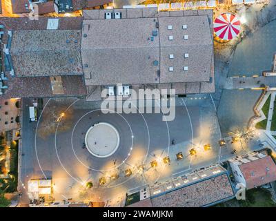 Una splendida vista aerea di Rimini, Italia di notte durante il periodo natalizio Foto Stock