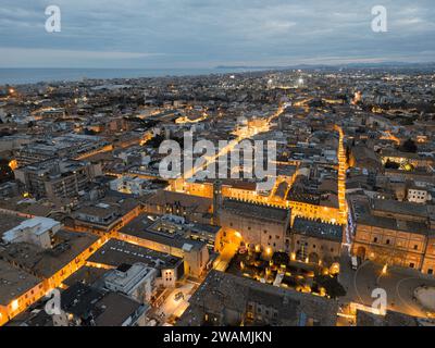 Una splendida vista aerea di Rimini, Italia di notte durante il periodo natalizio Foto Stock