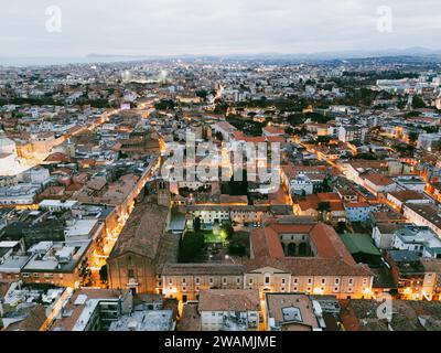 Una splendida vista aerea di Rimini, Italia di notte durante il periodo natalizio Foto Stock