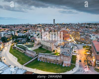 Una splendida vista aerea di Rimini, Italia di notte durante il periodo natalizio Foto Stock