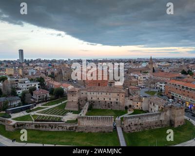 Una splendida vista aerea di Rimini, Italia di notte durante il periodo natalizio Foto Stock