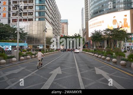 SHENZHEN, CINA - 21 NOVEMBRE 2019: Vista a livello stradale di Shenzhen. Foto Stock