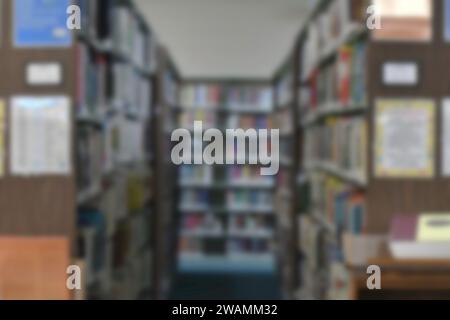 Interno astratto sfocato delle librerie. Foto Stock