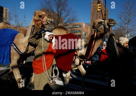 New York City, USA. 5 gennaio 2024. I celebranti del Three Kings Day partecipano alla parata attraverso East Harlem il 5 gennaio 2024 a New York City, USA. Il giorno dei tre Re o la festa dell'Epifania nella tradizione cattolica, è una festa che commemora il giorno in cui i tre saggi, Melchior, Caspar e Balthazar arrivarono con doni per Gesù bambino. (Foto di John Lamparski /SIPA USA) credito: SIPA USA/Alamy Live News Foto Stock