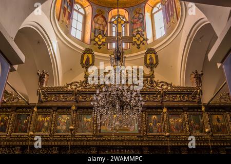 L'altare al Monastero della tentazione sulla cima del Monte della tentazione, un santuario cristiano, a Gerico, Cisgiordania, Palestina. Foto Stock