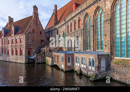 Tradizionale architettura medievale dei canali con mura in mattoni, Bruges, Fiandre, Belgio. Foto Stock