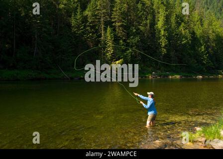 Pesca a mosca, Lochsa selvatica e Scenic River, passaggio a Nord Ovest Scenic Byway, Clearwater National Forest, Idaho Foto Stock