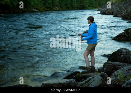 Pesca a mosca, Lochsa selvatica e Scenic River, passaggio a Nord Ovest Scenic Byway, Clearwater National Forest, Idaho Foto Stock