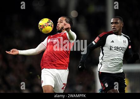 Dexter Lembikisa (a sinistra) di Rotherham United e Issa Diop di Fulham si scontrano per il pallone durante il terzo turno della Emirates fa Cup a Craven Cottage, Londra. Data immagine: Venerdì 5 gennaio 2024. Foto Stock