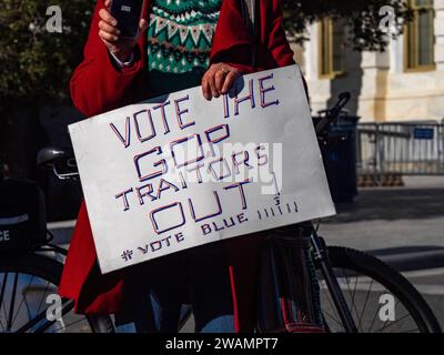 5 gennaio 2024, Washington, Distretto di Columbia, USA: Un partecipante al raduno tiene un cartello che invita la gente a "votare blu" nelle prossime elezioni del 2024. (Immagine di credito: © sue Dorfman/ZUMA Press Wire) SOLO USO EDITORIALE! Non per USO commerciale! Foto Stock