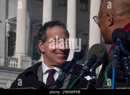 5 gennaio 2024, Washington, District of Columbia, USA: Il Rep. JAMIE RASKIN (D-MD) parla con il Rep. GLENN IVEY (D-MD) prima di una conferenza stampa sulle potenziali minacce alla democrazia ancora presenti tre anni dopo gli eventi del 6 gennaio 2021. (Immagine di credito: © sue Dorfman/ZUMA Press Wire) SOLO USO EDITORIALE! Non per USO commerciale! Foto Stock