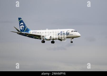 Everett, WA, USA - 3 gennaio 2024; Alaska Airlines Embraer ERJ-175LR in avvicinamento finale all'atterraggio Foto Stock