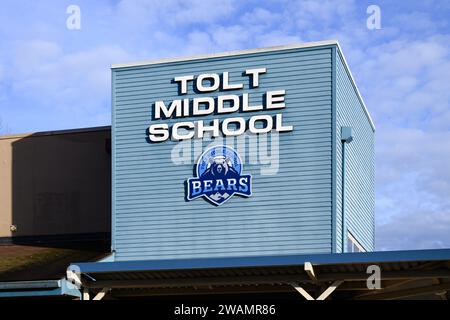 Garofano, WA, USA - 1° gennaio 2024; insegna mascotte Bears e nome della scuola media Tolt nel distretto scolastico di Riverview Foto Stock