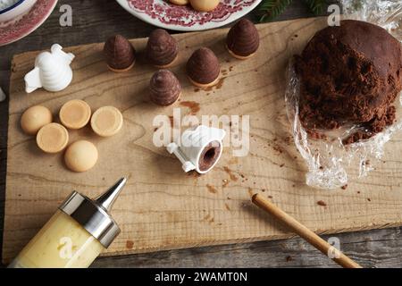 Preparazione fatta in casa di alveari o nidi di vespe - tradizionali biscotti di Natale cechi senza cottura riempiti con crema di eggnog Foto Stock