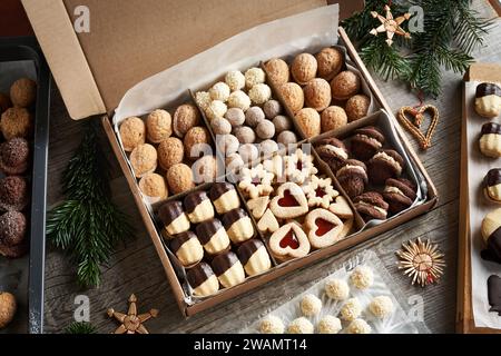 Biscotti di Natale fatti in casa in una scatola su un tavolo Foto Stock