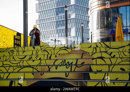 22.11.2023, Berlino, Germania, Europa - Un piccione attraversa le scale che portano al centro commerciale East Side Mall a Berlino-Friedrichshain. Foto Stock