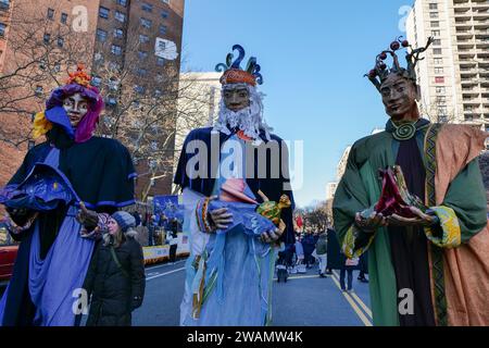 New York, New York, USA. 5 gennaio 2024. El Museo del Barrio ha presentato la 47a Parata annuale dei tre Re in spagnolo Harlem NYC. Con cammelli, carri galleggianti, musica dal vivo, migliaia di partecipanti hanno celebrato il giorno in cui i tre saggi hanno visto per la prima volta Gesù bambino e gli hanno portato regali. Regali d'oro, incenso e mirra. I bambini delle scuole che indossano corone marciavano lungo il percorso della sfilata. (Immagine di credito: © Milo Hess/ZUMA Press Wire) SOLO USO EDITORIALE! Non per USO commerciale! Crediti: ZUMA Press, Inc./Alamy Live News Foto Stock