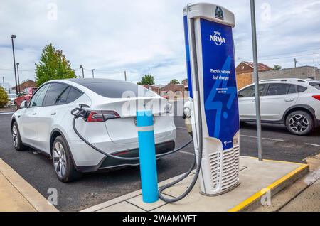 Il veicolo elettrico Tesla viene ricaricato presso il caricabatterie NRMA EV dietro lo storico municipio di Glen Innes, nel nuovo Galles del Sud, australia Foto Stock