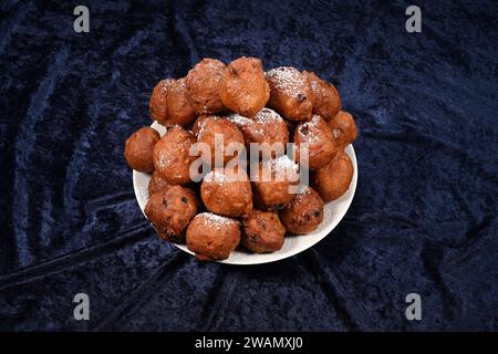 Recipiente con oliebollen Foto Stock