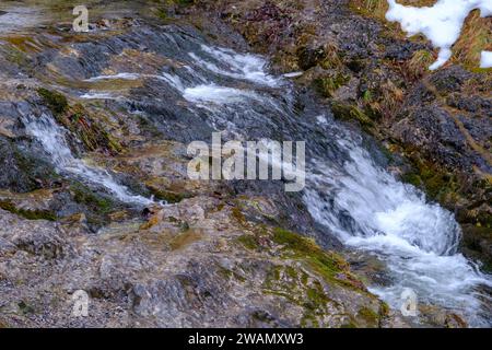 Piccolo fiume nella valle di Strazyska in inverno. Montagne Tatra in Polonia, Europa. Foto Stock