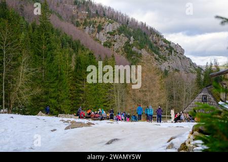 Tatra Mountains, Polonia - 30 dicembre 2023: Rifugio montano nella valle di Strazyska nei monti Tatra in inverno Foto Stock