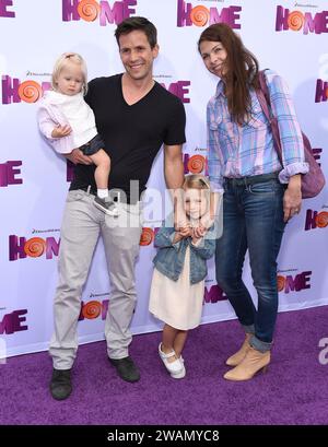 5 gennaio 2024: L'attore Christian Oliver, le sue due giovani figlie e il pilota sono morti dopo che il piccolo aereo si è schiantato nel Mar dei Caraibi. Stavano volando dall'isola di Bequia alla vicina St. Lucia quando l'aereo monomotore incontrò difficoltà e precipitò nell'oceano, secondo le autorità. FOTO DEL FILE SCATTATA IL: 22 marzo 2015, Westwood, California, USA: CHRISTIAN OLIVER con la moglie JESSICA MAZUR e le figlie arrivano per la prima del film "Home" al Village Theatre. (Immagine di credito: © Lisa o'Connor/ZUMA Wire) SOLO USO EDITORIALE! Non per USO commerciale! Foto Stock