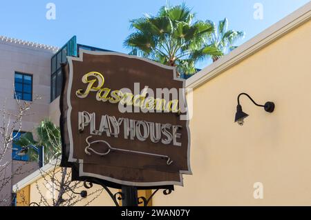 L'insegna al neon della storica Pasadena Playhouse è mostrata su Colorado Boulevard. Questo segno è considerato un esempio di arte al neon. Foto Stock