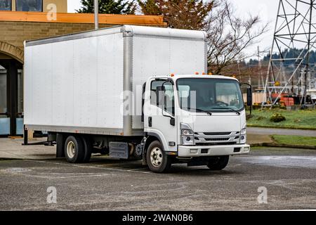 Cabina bianca standard industriale per impieghi medi su semi-carro di perforazione con rimorchio scatolato per consegne locali e piccole imprese che devono scaricare merci in piedi Foto Stock