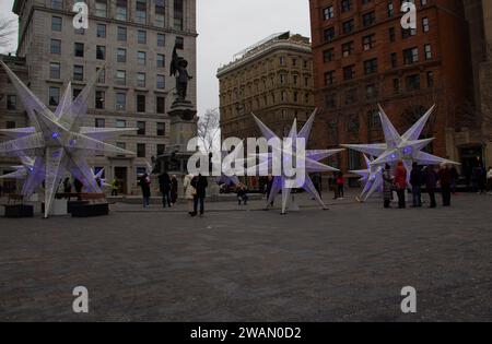 Decorazioni natalizie in una vecchia piazza della città Foto Stock