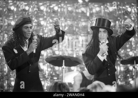 Milli Vanilli Popduo 01/89 dar Milli Vanilli im Januar 1989 in Die Spielbude, ARD TV Fernsehen Fernsehsendung Show Fernsehshow Deutschland deutsch deutscher Frankreich Franzose Französischer Männer Mann Musiker Musik Gesang Sänger Gruppe Band Duo langhaarig Zöpfe Rastazöpfe Rastafrisur Rasta Fabrice Morvan Robert Pilatus Fab e Rob & quer halb Stehend Singend gestikulierend Mikrofon haltend Bühne Auftritt live sw *** Milli Vanilli Popduo 01 89 dar Milli Vanilli nel gennaio 1989 in Die Spielbude , programma televisivo ARD TV show televisivo Germany German French man Foto Stock