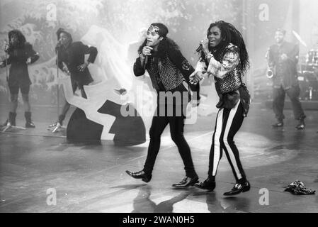 Milli Vanilli Popduo 11/90 ru Milli Vanilli AM 3. Novembre 1990 a Wetten, Dass.. ZDF aus Linz TV Fernsehen Fernsehsendung Show Fernsehshow Deutschland deutscher Frankreich Franzose Französischer Männer Mann Musiker Musik Gesang Sänger Gruppe Band Duo langhaarig Zöpfe Rastazöpfe Rastafrisur Rasta Fabrice Morvan Robert Pilatus Fab e Rob & quer ganz Stehend tanzend singend gestikulierend Mikrofon Haltend Bühne Auftritt live sw *** Milli il duo pop Vanilli 11 90 ru Milli Vanilli il 3 novembre 1990 a Wetten, dass ZDF da Linz TV programma televisivo show televisivo Germany Foto Stock