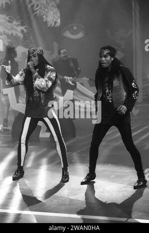 Milli Vanilli Popduo 11/90 ru Milli Vanilli AM 3. Novembre 1990 a Wetten, Dass.. ZDF aus Linz TV Fernsehen Fernsehsendung Show Fernsehshow Deutschland deutscher Frankreich Franzose Französischer Männer Mann Musiker Musik Gesang Sänger Gruppe Band Duo langhaarig Zöpfe Rastazöpfe Rastafrisur Rasta Fabrice Morvan Robert Pilatus Fab e Rob & hoch ganz Stehend singend gestikulierend Mikrofon Haltend Bühne Auftritt live sw **** Milli Vanilli il duo pop 11 90 ru Milli Vanilli il 3 novembre 1990 a Wetten, dass ZDF dal programma televisivo Linz TV show televisivo Germany German G Foto Stock