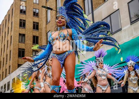 Gli artisti della London School of Samba si dirigono verso l'inizio del percorso per la London New Year's Day Parade 2024. Foto Stock