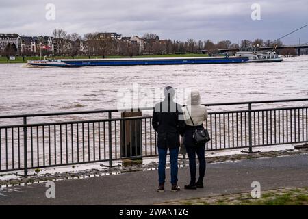 Hochwasser des Rhein bei Düsseldorf, Frachtschiff, Oberkassler Brücke, NRW, Deutschland, Rhein Hochwasser *** alluvione del Reno vicino a Düsseldorf, nave da carico, ponte Oberkassler, NRW, Germania, alluvione del Reno Foto Stock