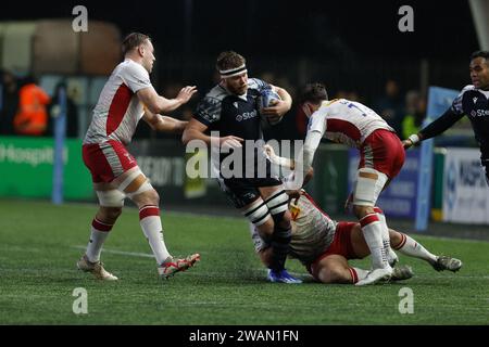 Newcastle, Regno Unito. 5 gennaio 2024. Callum Chick dei Newcastle Falcons viene placcato durante il Gallagher Premiership match tra Newcastle Falcons e Harlequins a Kingston Park, Newcastle, venerdì 5 gennaio 2024. (Foto: Chris Lishman | mi News) crediti: MI News & Sport /Alamy Live News Foto Stock