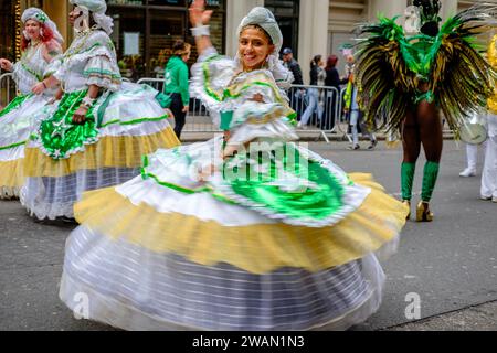 I membri della London School of Samba si dirigono verso l'inizio del percorso per la London New Year's Day Parade 2024. Foto Stock