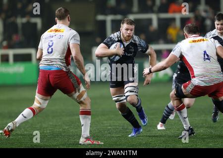 Newcastle, Regno Unito. 5 gennaio 2024. Callum Chick dei Newcastle Falcons cerca un gap durante il Gallagher Premiership match tra Newcastle Falcons e Harlequins a Kingston Park, Newcastle, venerdì 5 gennaio 2024. (Foto: Chris Lishman | mi News) crediti: MI News & Sport /Alamy Live News Foto Stock