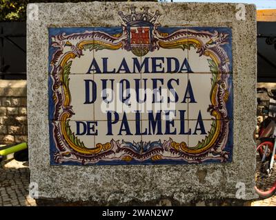 Cartello stradale, fatto di piastrelle decorate e lettere blu, che indica Avenida Duquesa de Palmela, a Estoril, Portogallo Foto Stock