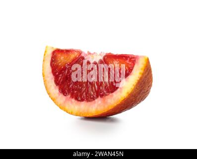 Gustosa fetta di frutta di sangue arancione su sfondo bianco Foto Stock