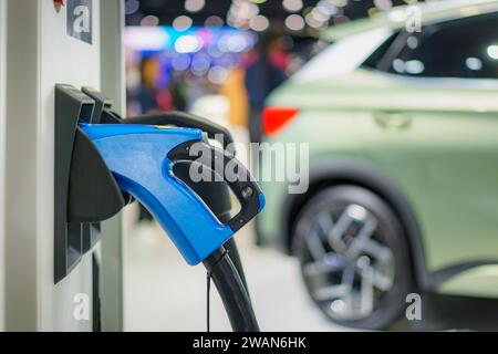 I caricatori EV veloci in posizione di parcheggio le stazioni di ricarica sono pronte per alimentare rapidamente i veicoli elettrici, a simboleggiare la perfetta integrazione di cutting-e. Foto Stock